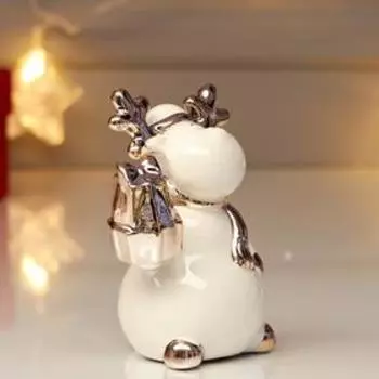 Сувенир керамика "Олешка в колпаке и шарфе с подарками" розовое золото 10,7х6х7,4 см