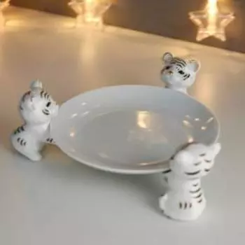 Сувенир керамика подставка "Белые тигрята с тарелочкой" с золотом 6,4х19,4х18,8 см