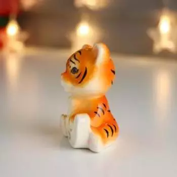 Сувенир керамика "Рыжий тигрёнок с подковой-сердечком" 7,7х6х4,5 см