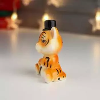 Сувенир керамика "Рыжий тигрёнок в цилиндре с тростью" 8,5х6,3х4,5 см
