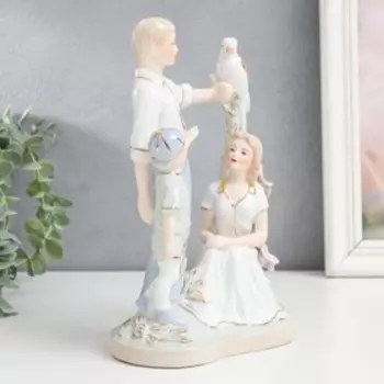 Сувенир керамика "Семья на прогулке с птицей" 20 см