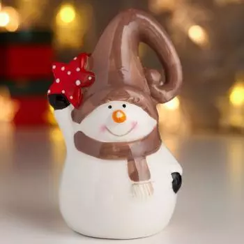 Сувенир керамика "Снеговик, коричневый шарф и колпак, красная звезда в горох" 10х6,5х6,5 см 649447