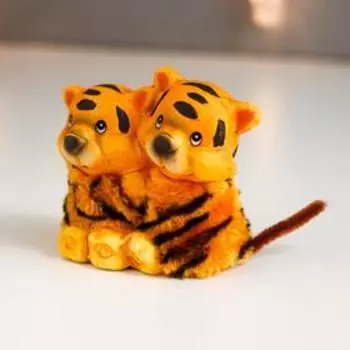 Сувенир керамика "Тигрики в меховых шубках - обнимашки" 8,5х5,2х8,3 см