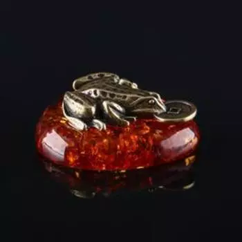 Сувенир "Лягушка Фен Шуй", латунь, янтарная смола, 0,7х2,5х2,8 см