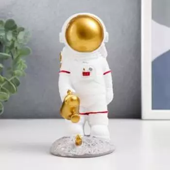 Сувенир полистоун "Астронавт с золотой лейкой" 15,3х9 см