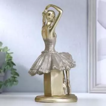 Сувенир полистоун "Балерина готовится к сцене в жемчужной пачке" 21х11х12 см