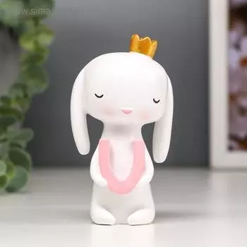 Сувенир полистоун "Белая Зайка в короне, с буковкой" 10,5х4,5х6,3 см