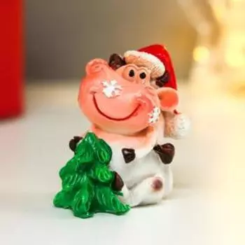Сувенир полистоун "Бычок новогодний с венком/ёлкой" МИКС 3,6х2,5х2,8 см