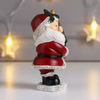Сувенир полистоун "Дед Мороз в красной шубе, с ёлочкой" 10,5х5,5х7 см