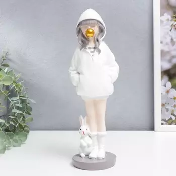 Сувенир полистоун "Девочка в белом худи с пузырём из жвачки, с зайчиком" 25,5х7х8,3 см