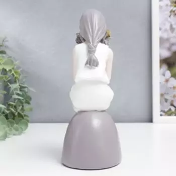 Сувенир полистоун "Девочка в белом сарафане с букетом, на камне" 20,5х8х10,5 см