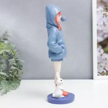 Сувенир полистоун "Девочка в синем худи с пузырём из жвачки, с зайчиком" 25,5х7х8,3 см