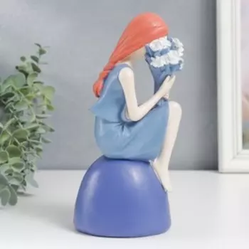 Сувенир полистоун "Девочка в синем сарафане с букетом, на камне" 20,5х8х10,5 см