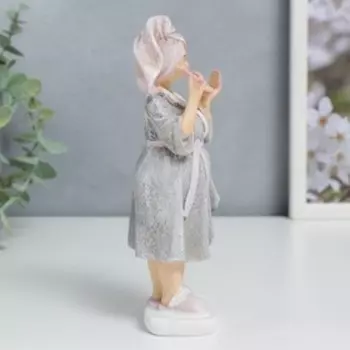 Сувенир полистоун "Девушка-пышечка в халате, делает макияж" 16,5х5х6 см