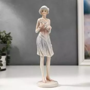 Сувенир полистоун "Девушка в наряде 40-х годов, с веером"24,5х7х7,5 см