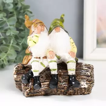 Сувенир полистоун "Два гнома в колпаках на брёвнышке" 12,3х12,7х7,5 см