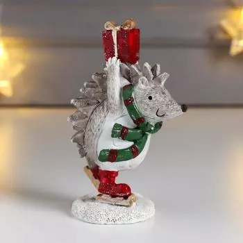 Сувенир полистоун "Ёжик в шарфике, с подарком" беж 10х4,5х7 см