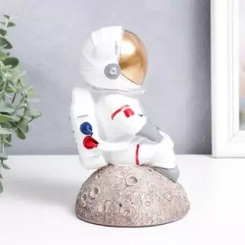 Сувенир полистоун "Космонавт сидит на астероиде" 19,5х11,5х11,5 см