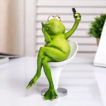 Сувенир полистоун лак "Лягуха селфится" 18,5х12,5х8 см