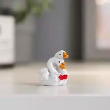 Сувенир полистоун "Лебеди с розами - любовь" МИКС 3,5х2,5х2,3 см