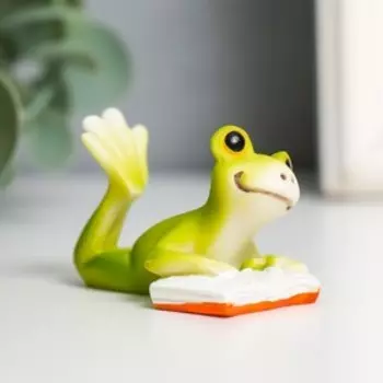 Сувенир полистоун "Лягушонок читает книжку" 3х2х4,8 см