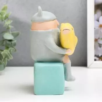 Сувенир полистоун "Малыш с кошачьими ушками и птичкой в руках" 15,7х10,5х8 см