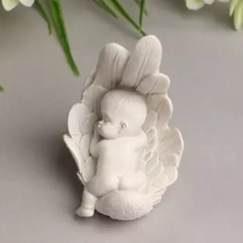 Сувенир полистоун "Малыш спящий в крыле" белый 8,7х6х5,5 см