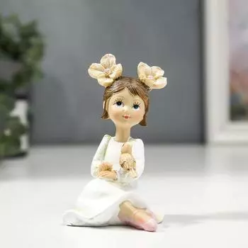 Сувенир полистоун "Малышка с цветочками в хвостиках, с птичкой" 10х7,5х5,5 см