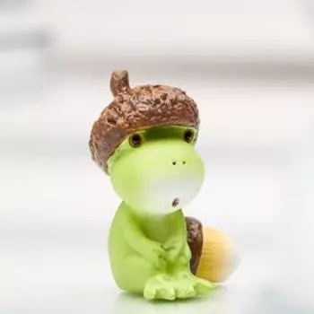 Сувенир полистоун миниатюра "Лягушонок в шапке из жёлудя" 4,5х2,5х3,5 см