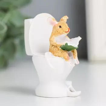 Сувенир полистоун "Мышка с книжкой на унитазе" 8х6,7х5 см