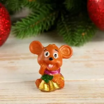 Сувенир полистоун "Мышонок в шарфике с колокольчиками/подарком" МИКС 4,5х2,5х4,5 см