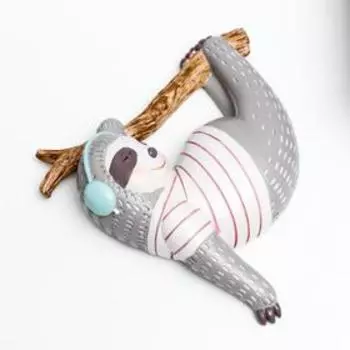 Сувенир полистоун настенный декор "Ленивец в наушниках на ветке" серый 19,5х19х4,3 см