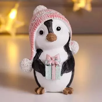 Сувенир полистоун "Пингвинёнок Тико в розовой шапке-ушанке, с подарком" 8,5х6х6 см