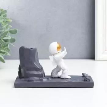 Сувенир полистоун подставка д/ручек и телефона "Астронавт и скала" 15,5х8х9 см