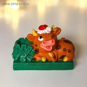 Сувенир полистоун подсвечник "Бычок в колпаке лежит на купюрах"