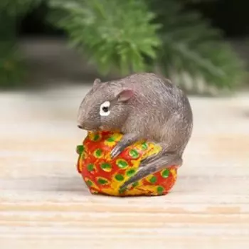 Сувенир полистоун "Серый мышонок на клубнике/кукурузе" МИКС 4х3,5х2,8 см