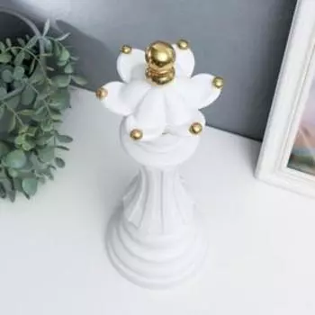 Сувенир полистоун "Шахматная фигура - Ферзь" белый с золотом 37х12х12 см