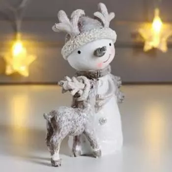 Сувенир полистоун "Снеговичок с оленёнком" серый 12,5х5,5х9,5 см