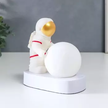 Сувенир полистоун свет "Космонавт у шара" 14,5х7,5х14 см