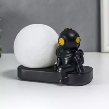 Сувенир полистоун свет "Водолаз у шара" 10х7х14 см