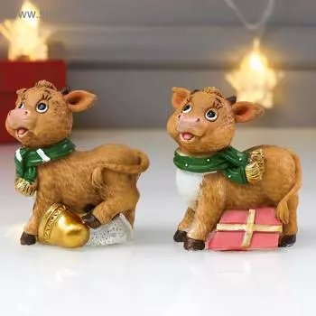 Сувенир полистоун "Телёнок Яшка в вязаном шарфе с ёлкой/подарком" МИКС 8х4,5х7 см