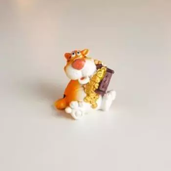 Сувенир полистоун "Тигр Носик с золотыми монетами и купюрами" МИКС 5,5х4,5х5 см