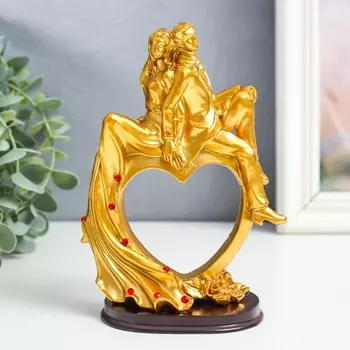 Сувенир полистоун "Влюблённые на сердце" золото с красным 15,5х10,5х6 см