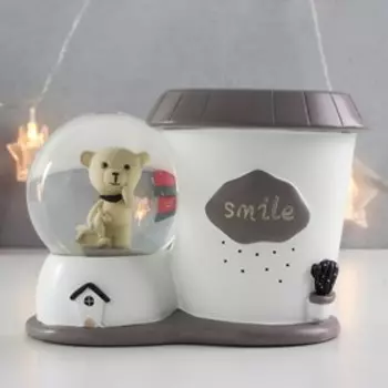 Снежный шар стеклянный «Мишка и домик», световой, подставка для канцелярии, 12817 см, МИКС