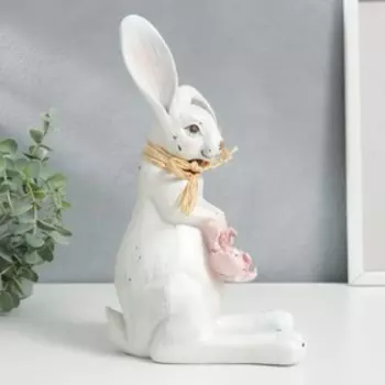 Сувенир полистоун "Зайчик на задних лапах, с бантом из соломы, с цветком" 25,5х14х11 см