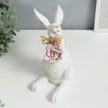 Сувенир полистоун "Зайчик, с бантом из соломы, в обнимку с цветком" 21х18,5х13 см