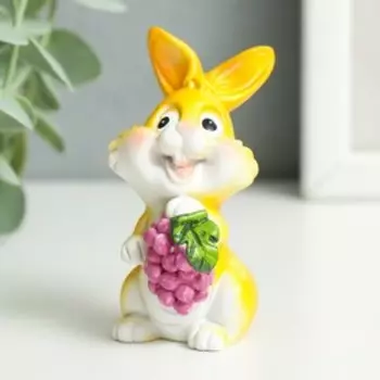Сувенир полистоун "Зайчик с фруктом" МИКС 4,5х4х7,5 см