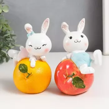 Сувенир полистоун "Зайчик/Зайка на фрукте" МИКС 7,5х10х15,5 см