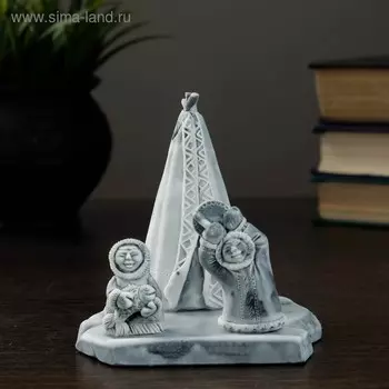 Сувенир "Шаман и девочка с рыбой у юрты"