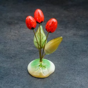 Сувенир «Земляничка», 68,5 см, селенит